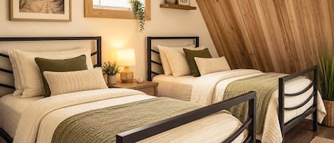 Un dormitorio con dos camas, una ventana con persianas, una estantería con una planta y un cuadro enmarcado en la pared.