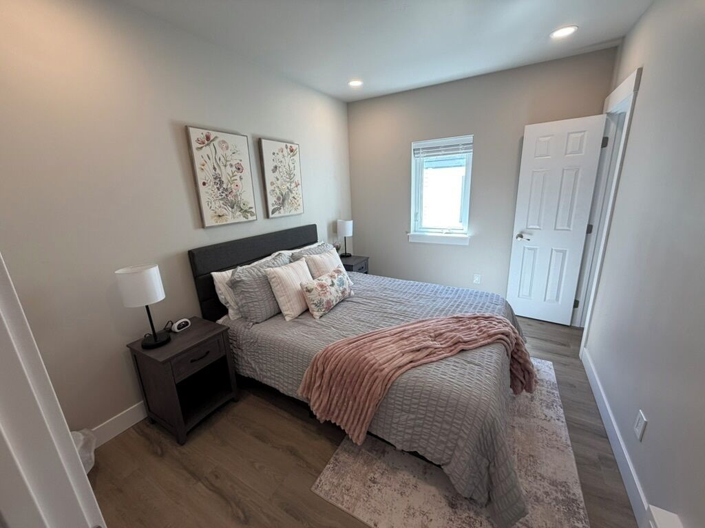 Iron/ironing board, Internet, bed sheets