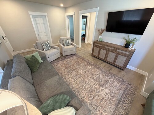 Charming 3BR/1BA Burley home w/ full yard, near park, shops & Snake River