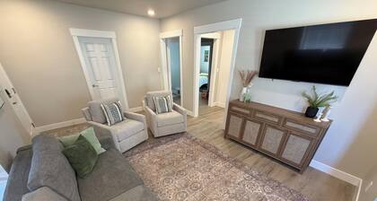 Charming 3BR/1BA Burley home w/ full yard, near park, shops & Snake River