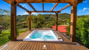 A wooden deck with a hot tub surrounded by a pergola, overlooking a mountainous landscape. - Casa Du - Alfredo Wagner - SC (Alfredo Wagner)