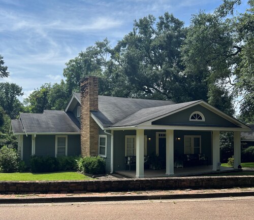 Charming 3BR cottage, that borders the grounds of Historic Linden.