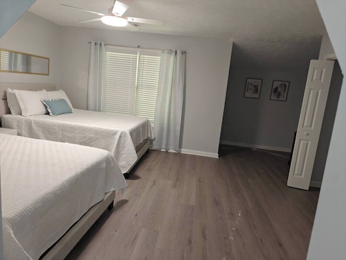 Nice 4BR Retreat Sleeps 10