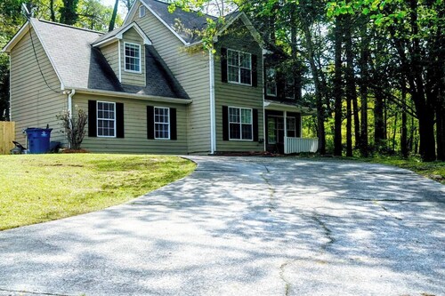 Nice 4BR Retreat Sleeps 10