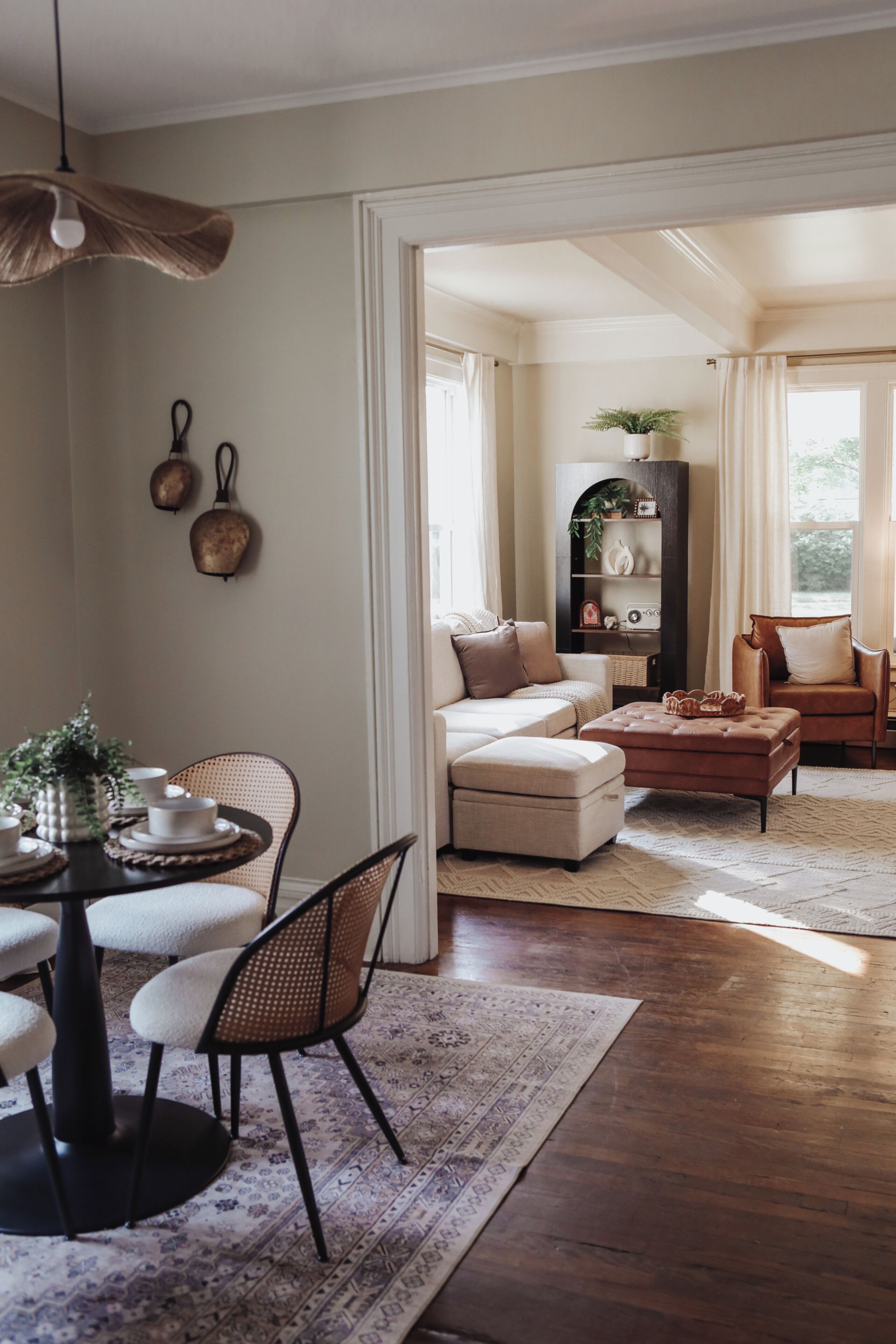 Een ruime woonkamer met een eethoek, met een zithoek, een salontafel en een eettafel met stoelen.