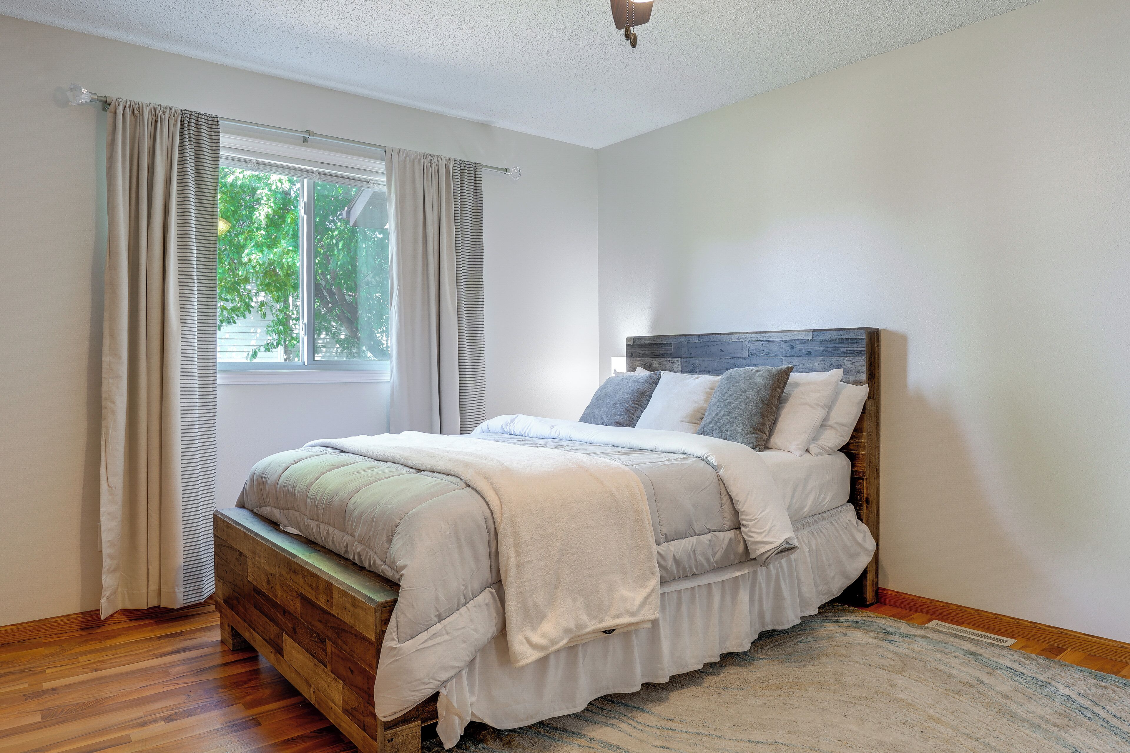 5 bedrooms, iron/ironing board, internet, bed sheets