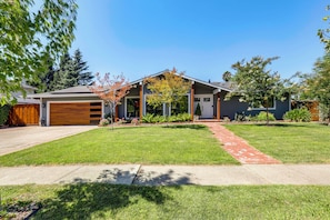 A modern two-story house with a front yard, a driveway, and a garage. - Napa Extended Stay: Private Pool, Garage Parking! (Napa)