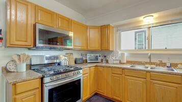 Coffee/tea maker, fridge, microwave, stovetop