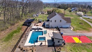 Exterior - 5,000 SqFt Country Retreat: Sleeps the Whole Family, Pool & Spa (Mohnton)