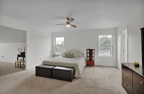 Room - 5,000 SqFt Country Retreat: Sleeps the Whole Family, Pool & Spa (Mohnton)