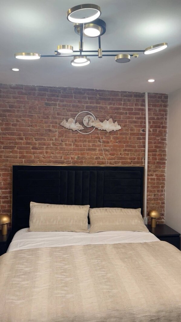 Unclassified image, 1 of 10, button - Cozy 1-bedroom apartment in lovely Brooklyn with AC (brooklyn)