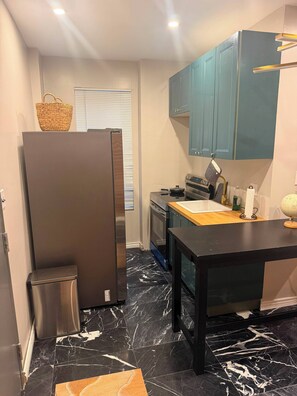 Unclassified image, 4 of 10, button - Cozy 1-bedroom apartment in lovely Brooklyn with AC (brooklyn)