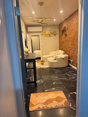 Unclassified image, 2 of 10, button - Cozy 1-bedroom apartment in lovely Brooklyn with AC (brooklyn)