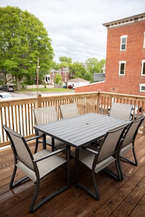 Outdoor dining - Sweet Stay right on Highland's Town Square (Highland)