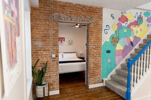 Room - Sweet Stay right on Highland's Town Square (Highland)