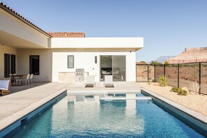 A modern house with a swimming pool, outdoor seating, and a kitchen area. - NEW Modern Sanctuary | Minutes to Zion Desert | Pool, Spa and Game Room (Virgin)