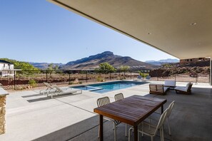 Outdoor dining - Custom Home Near Zion | Pool, Spa & River Access (Virgin)