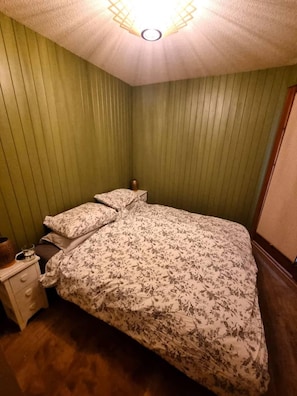 A room with a bed, a nightstand, and a lamp. - Ground floor, view ski slopes/village, terrace, tv, 51m², Les Gets (Les Gets)