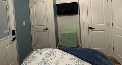 Cozy 1-bedroom tiny home in tranquil Rockport with AC and fitness room, 2 pools.