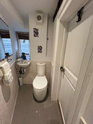 Bathroom - Cotswold Wellhouse in the heart of Tetbury (Tetbury)