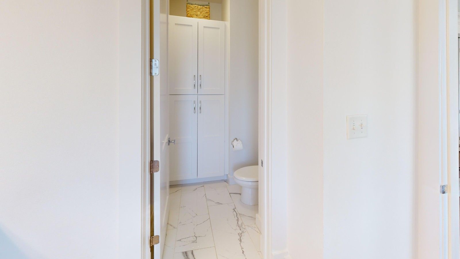 Une salle de bain avec des toilettes, un meuble et un sol en marbre.