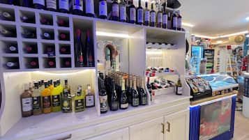 Exhibición de vinos y licores con diversas botellas y copas.