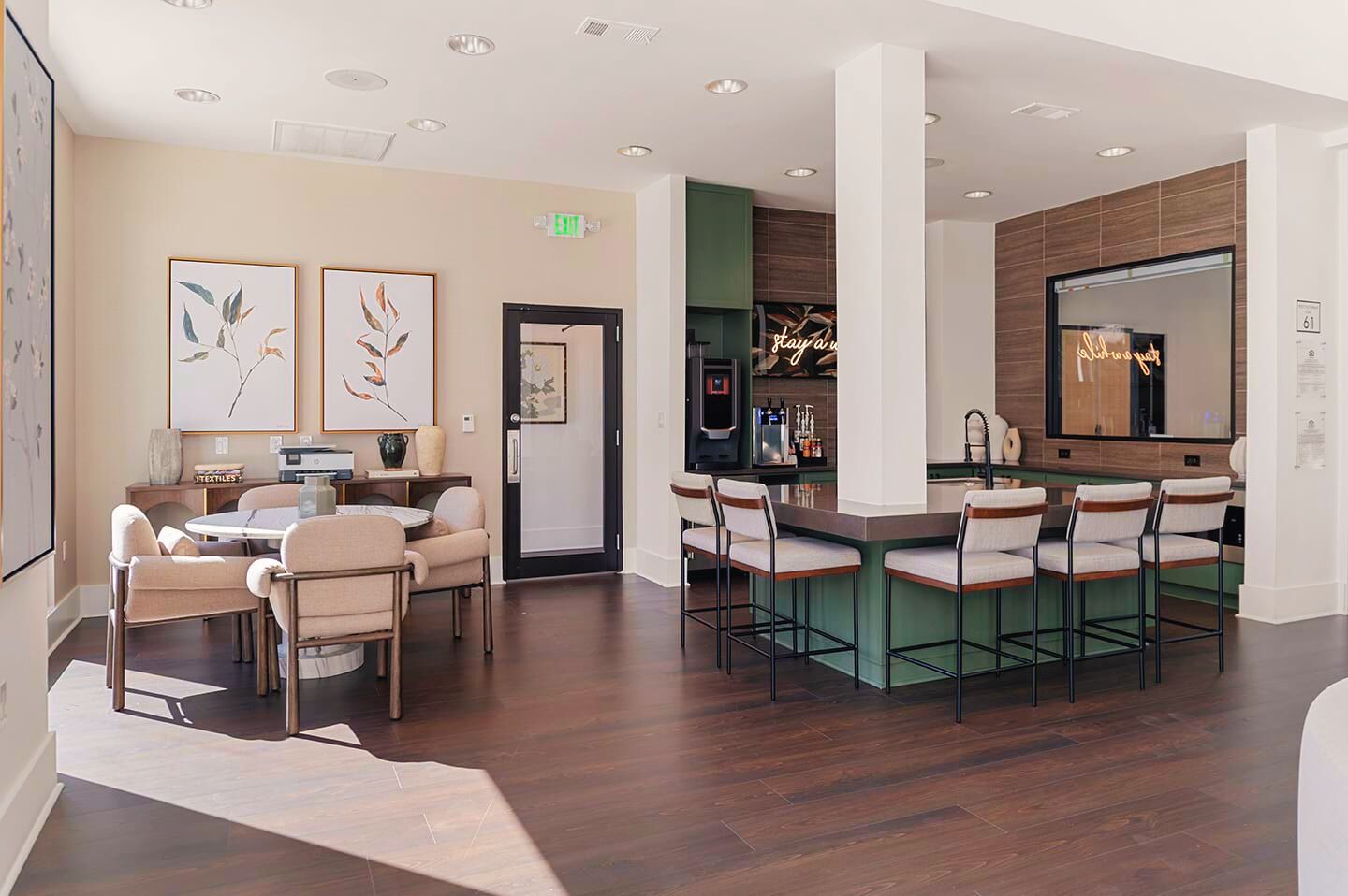Een moderne hotel lobby met een bar, zitplaatsen en kunstwerken aan de wanden.