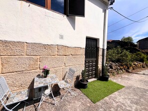 Outdoor dining - Vrbo Property (As Paradellas)