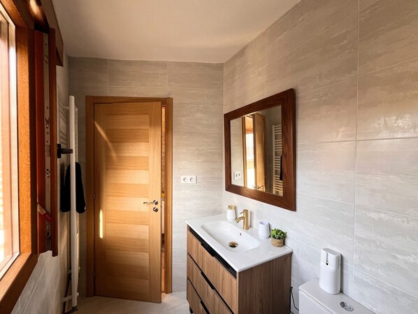 Bathroom - Vrbo Property (As Paradellas)