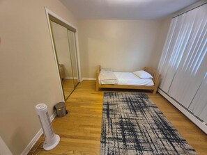 Iron/ironing board, WiFi, bed sheets - Cozy 2-Bedroom Condo in Skokie Near Chicago & Old Orchard (Skokie)
