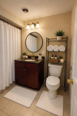 Shower, hair dryer, towels, soap - Cozy 2-Bedroom Condo in Skokie Near Chicago & Old Orchard (Skokie)