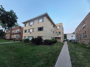 Exterior - Cozy 2-Bedroom Condo in Skokie Near Chicago & Old Orchard (Skokie)