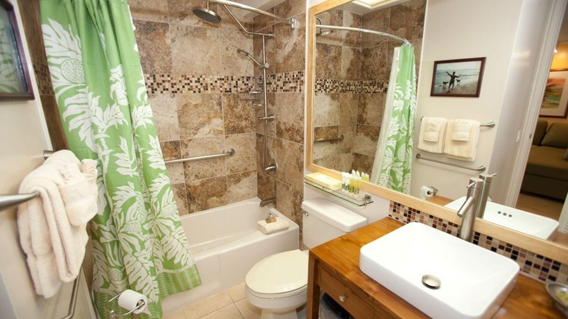 Une salle de bain avec douche, toilettes et lavabo.