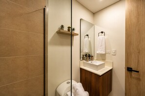 Bathroom - Cozy 1-bedroom super well located in Medellin with AC fast WiFi (Medellin)