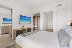 A hotel room with a bed, a desk, a TV, a wardrobe, and a bathroom. - Paloma Place, Downtown Miami, Pool and Gym (Miami)