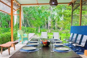 Outdoor dining - Oceanfront Open-Air Bungalow on Ballena Beach (Uvita)