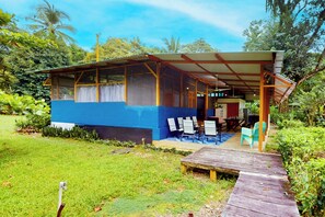 Outdoor dining - Oceanfront Open-Air Bungalow on Ballena Beach (Uvita)