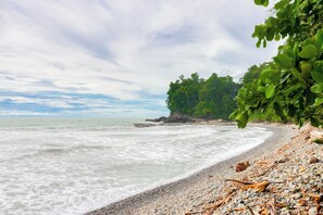 A beach with pebbles and a rocky shoreline. - Oceanfront Open-Air Bungalow on Ballena Beach (Uvita)