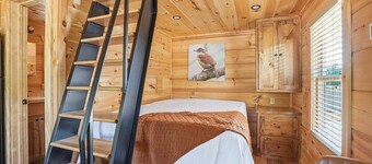 Cozy tiny cabin in Carolina Foothills nestled between Historic Landrum and Tryon