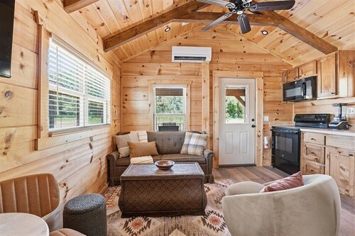 Cozy tiny cabin in Carolina Foothills nestled between Historic Landrum and Tryon