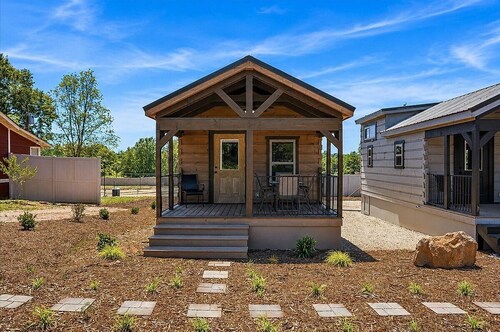 Cozy tiny cabin in Carolina Foothills nestled between Historic Landrum and Tryon