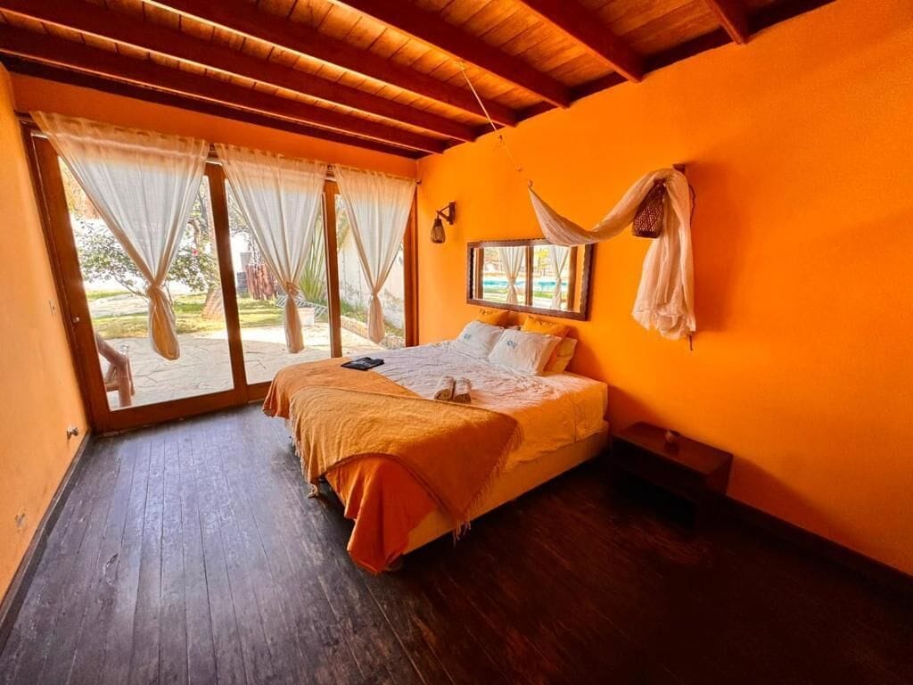 Quarto com cama, janela e vista para o exterior.