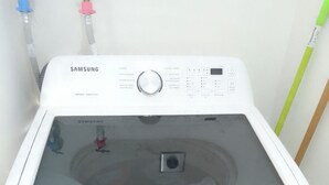 Un lave-linge Samsung doté d’une étiquette indiquant son niveau de performance énergétique et d’une capacité de 180 litres.