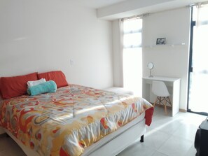 A bedroom with a bed, a desk, and a chair. - Modern Apartment in San Salvador, Tribeca Urban Living. (San Salvador)