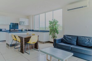 Een moderne keuken met een zithoek en een grote raam.