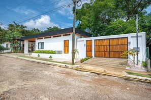Exterior - Sundeck, Private Pool! Tamarindo Villa (Tamarindo)