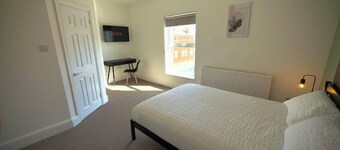 Spacious 4B Home Sleeps 10 | BBQ Netflix 2 ensuite