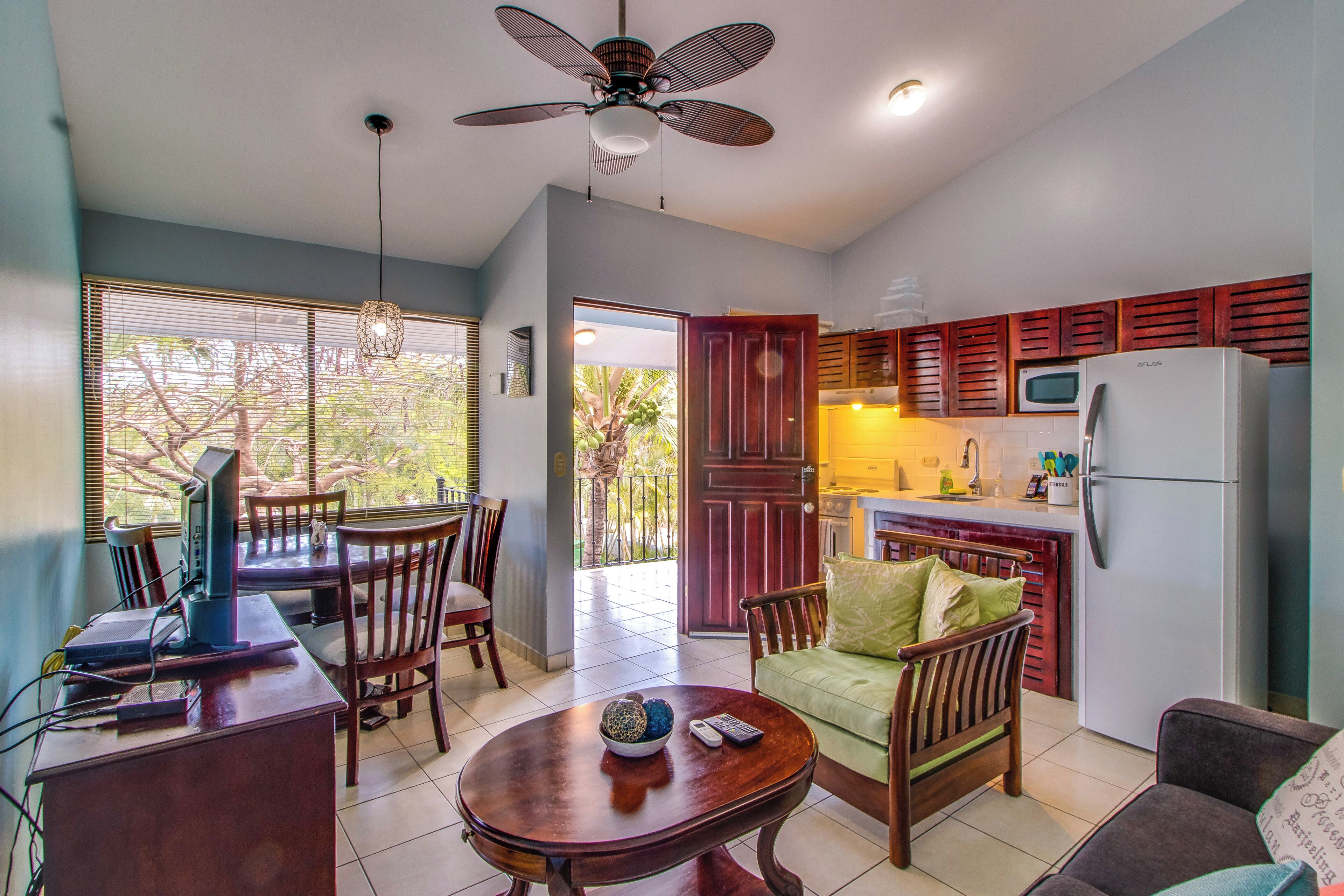 Un espacio habitable compacto con comedor, cocina y zona de estar.