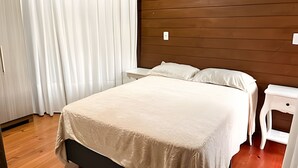 Ein Schlafzimmer mit einem Bett, einem Nachttisch und einem Holzkopfende.