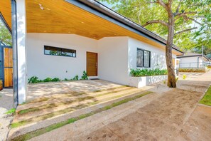 Exterior - Pool, Walkable Location! Luxe Tamarindo 4BR Home (Tamarindo)